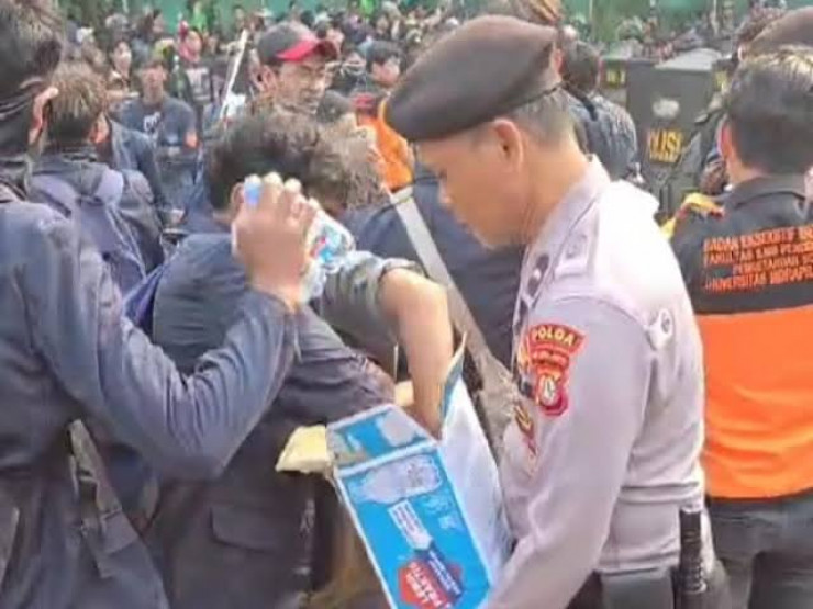 Polisi Bagikan Air Mineral kepada Massa Demo di Senayan