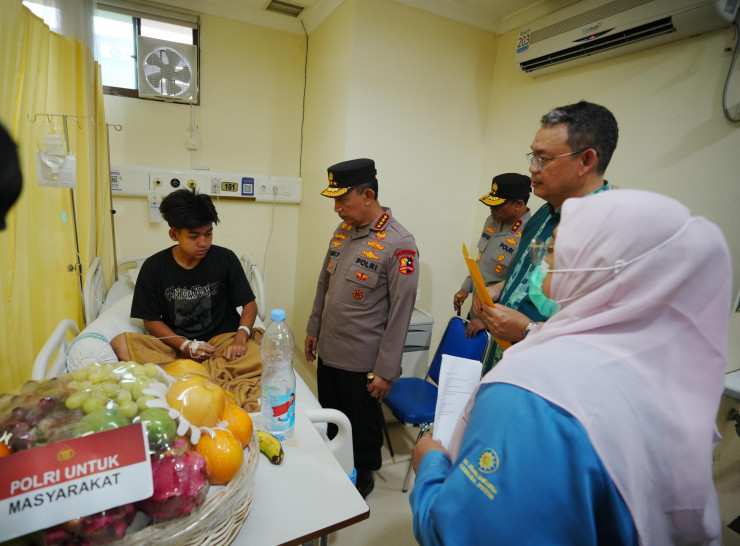 Kapolri Listyo Sigit Kunjungi Korban Ledakan SMAN 72 di RSI Cempaka Putih