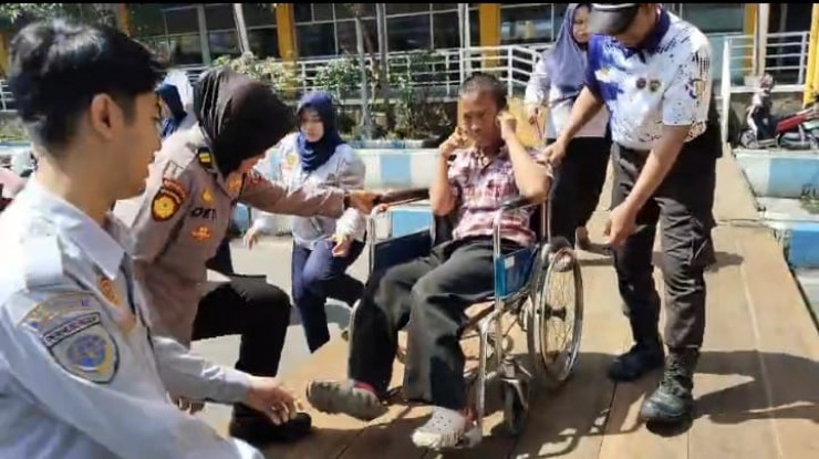 Sigapnya Polwan Polresta Sidoarjo Bantu Disabilitas di Terminal Purabaya saat Arus Balik